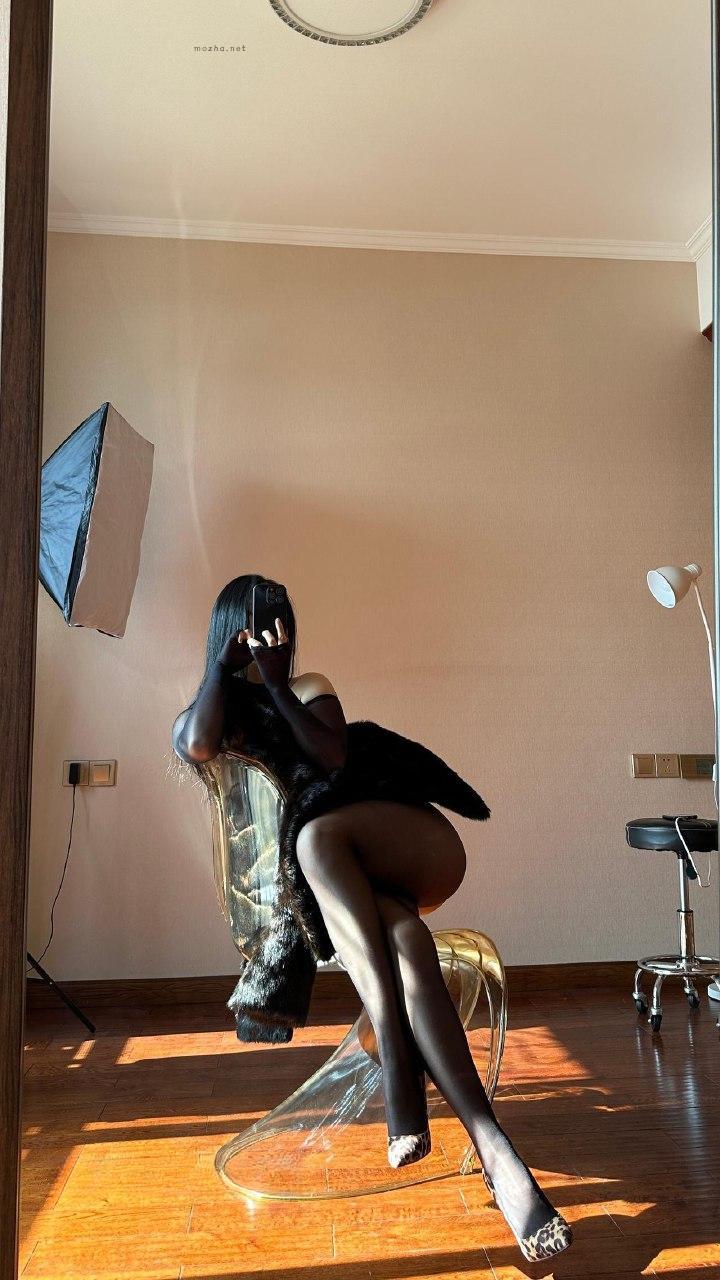 俏妞qiaoniuTT – 连体黑丝套装配上丁字裤【30P】